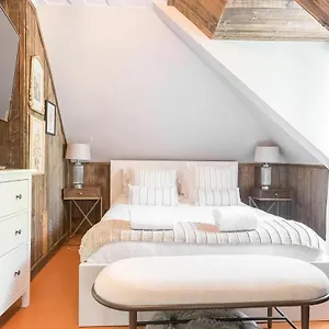 Bright Studio In Old With Rustic Feel Quebec City